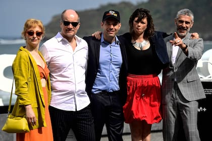Con fondo glamoroso del Festival de San Sebastián, posan los actores (y pareja en la vida real) Mara Bestelli y Marcelo Subiotto, los directores Benjamin Nashtat y María María Alché; cierra el quinteto Leonardo Sbaraglia