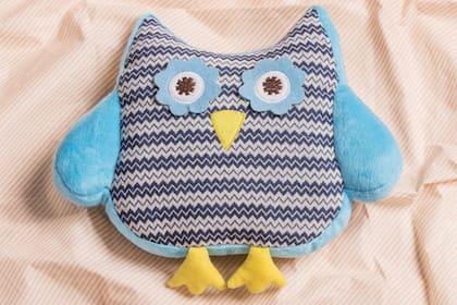 Con forma de búho, hecho en plush suave ($189, Arredo)