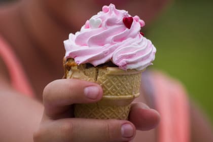 Con forma de vasito de helado, un cupcake con frosting de merengue italiano, por Mariana Becher.