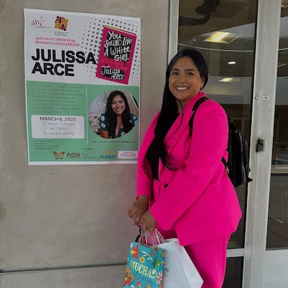 Con frecuencia, Julissa Arce ofrece conferencias con base en su aprendizaje laboral y personal