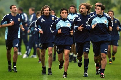 Con Gallardo, Kily González, Caniggia, Batistuta, Verón y Zanetti, en plena Copa del Mundo 2002; todos respondieron ante la consulta de LA NACION