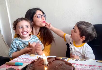 Con Galo y Tomás, sus hijos, que hoy tienen 3 años.