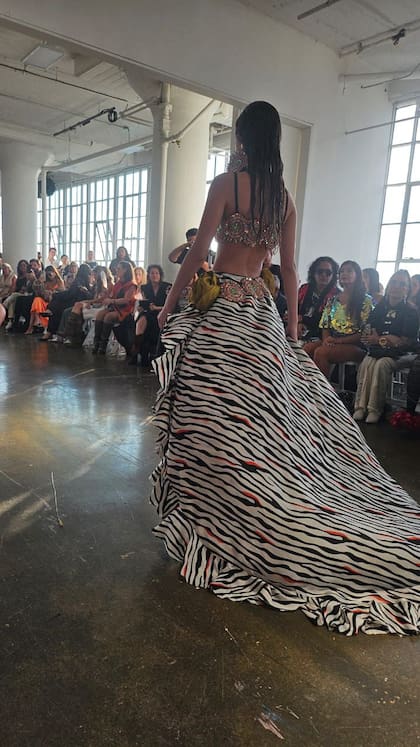Con géneros pintados a mano por la artista plástica Flor Bari, accesorios creados especialmente por Los Vados de Lisen y sandalias de Sylvie Geronimi