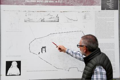 Raniero Pedica, muestra un mapa de la antigua ciudad romana de Falerii Novi, que está enterrada principalmente bajo tierra