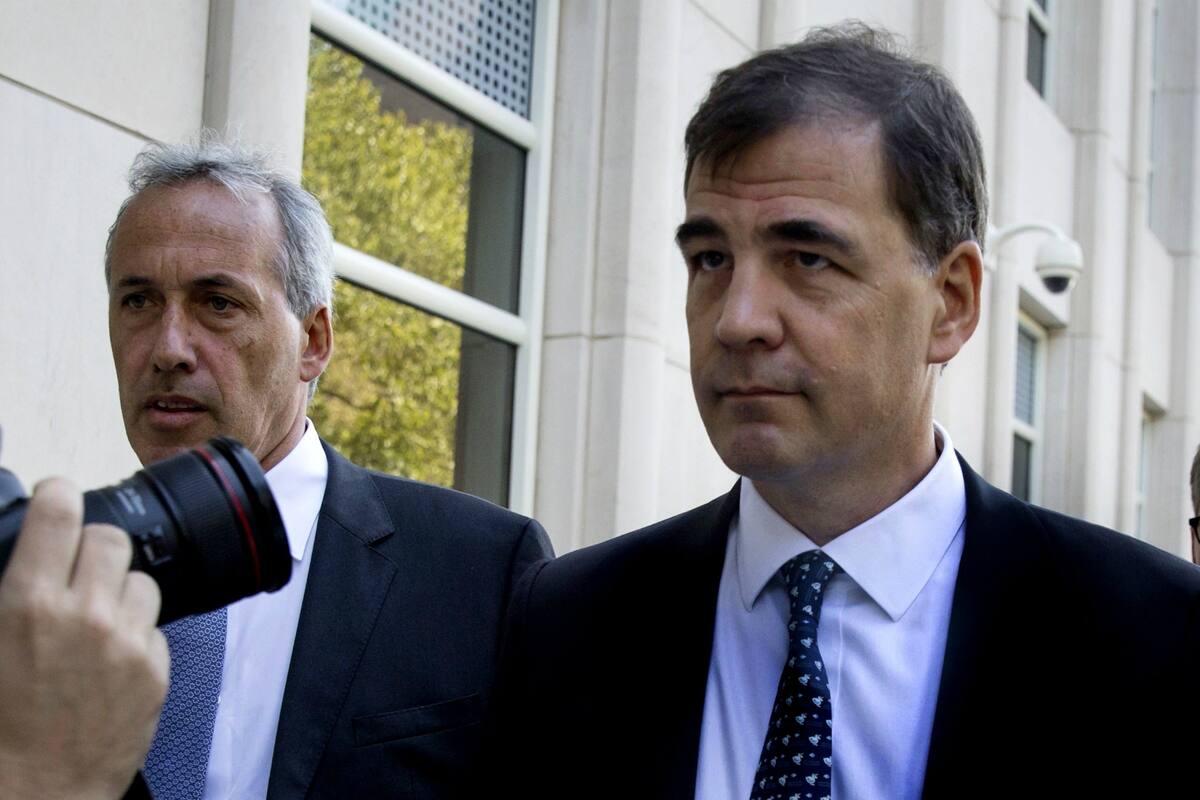 Con gesto adusto, cuidando cada uno de sus pasos, Burzaco concluyó su declaración