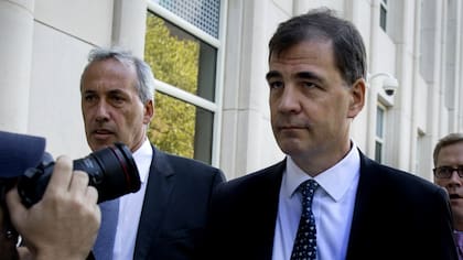 Con gesto adusto, cuidando cada uno de sus pasos, Burzaco concluyó su declaración