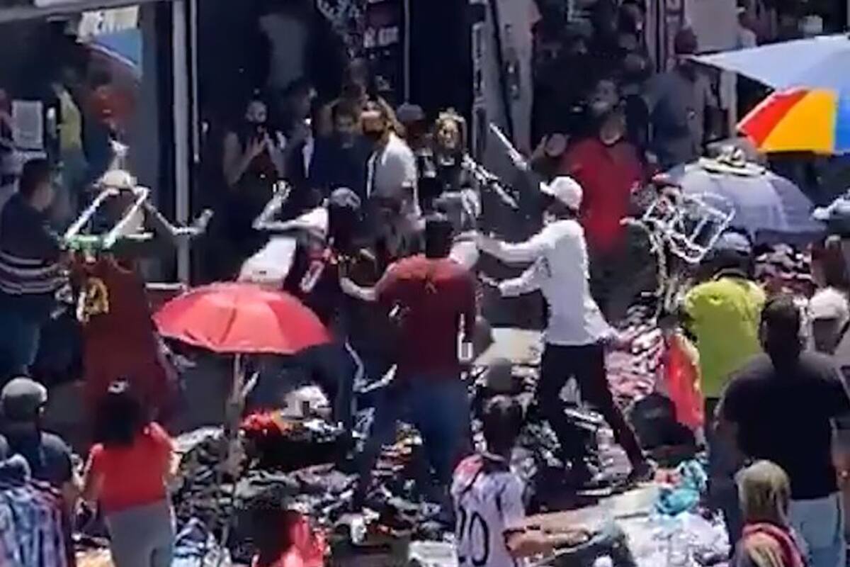 Con golpes y sillazos, la pelea, que ocurrió este mediodía, quedó registrada en un video que se hizo viral