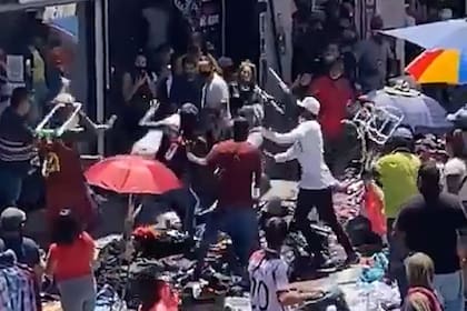 Con golpes y sillazos, la pelea, que ocurrió este mediodía, quedó registrada en un video que se hizo viral
