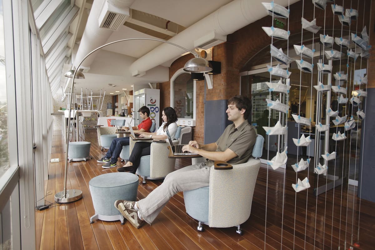 Con Google se anunció la revolución de la oficina divertida: moderna, relajada y cool