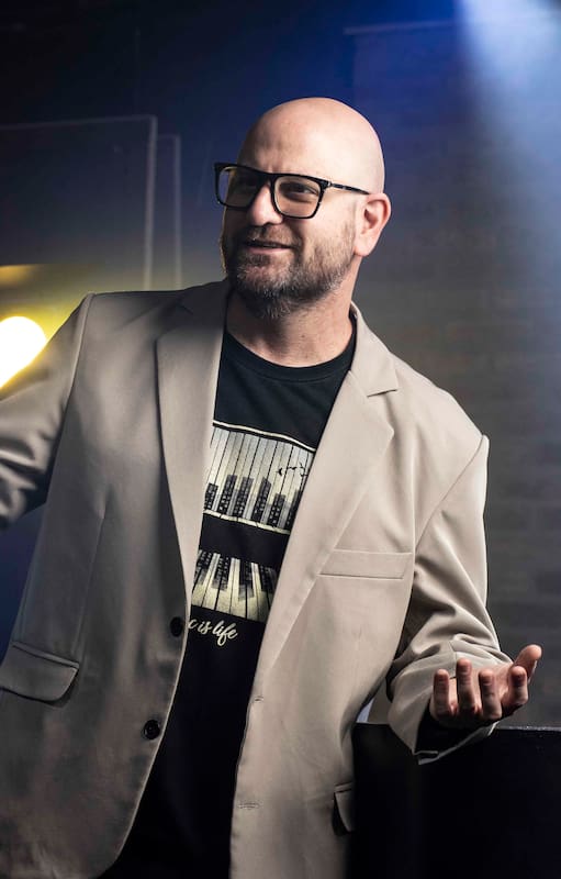 Con gran histrionismo, en sus presentaciones en vivo ofrece sus conocimientos desde la técnica docente y el vértigo del stand up