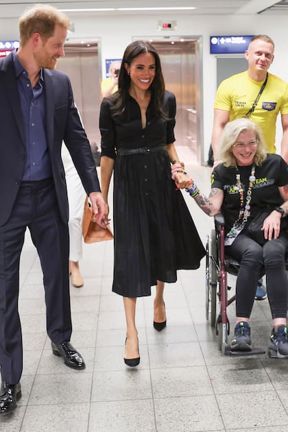 Con Harry saludaron a Yuliia “Taira” Paievska. Ella lució un vestido camisero de Banana Republic, cinturón de Bottega Veneta y zapatos de Aquazzura.