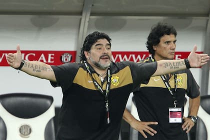 Maradona con Héctor Enrique detrás: de la selección a Dubai y Emiratos Árabes