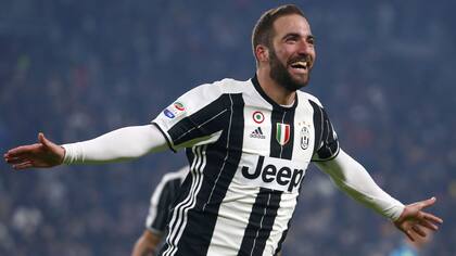 Con Higuaín de titular, juegan Juventus-Roma, el puntero y el escolta