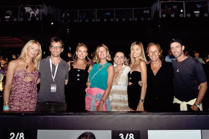 Con hinchada propia: Isabelle Strom, Clemente Zavaleta, Valeria Mazza, Dolores Barreiro, Sandra García Sanjuan, Carla Pereyra, Alejandro Gravier y Facundo Pieres, reunidos para ver a Calamaro en escena.