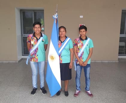 Con Honores, Juana Chiripani se recibió a sus 54 años.