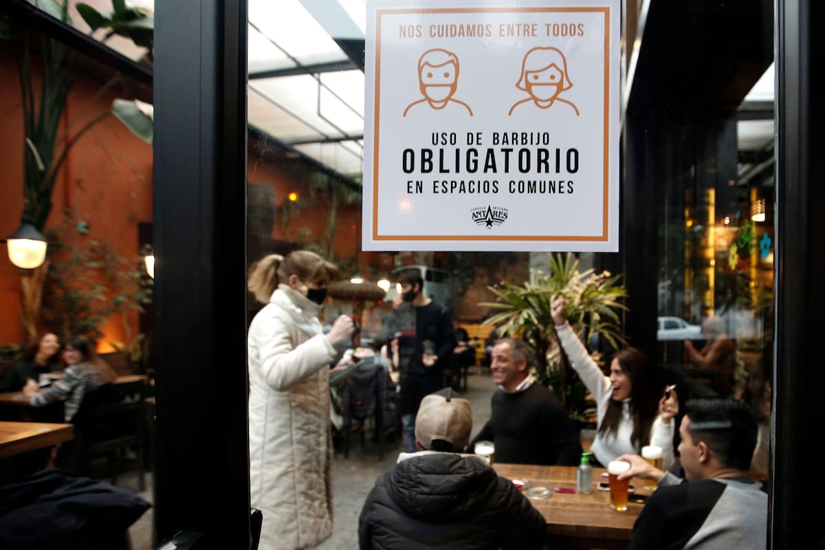 Con horarios restringidos, y medidas de higiene, los bares y restaurantes abrieron luego de cuatro meses