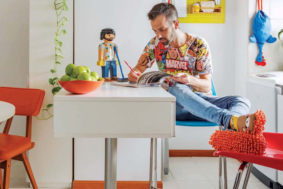 Con humor e intuición, el dueño de casa convirtió su departamento de 36m 2 en un espacio luminoso y colorido, donde cada elemento ocupa el sitio que merece gracias a un orden natural y sin tensiones.