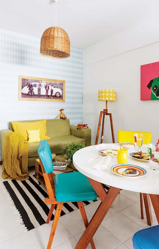 Con humor e intuición, el dueño de casa convirtió su departamento de 36m 2 en un espacio luminoso y colorido, donde cada elemento ocupa el sitio que merece gracias a un orden natural y sin tensiones.