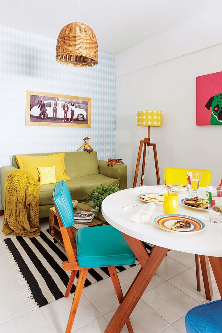 Con humor e intuición, el dueño de casa convirtió su departamento de 36m 2 en un espacio luminoso y colorido, donde cada elemento ocupa el sitio que merece gracias a un orden natural y sin tensiones.