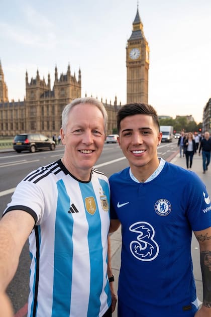 Con humor, en las redes de la embajada compartieron un video creado con IA donde el embajador Cairns "aparece" junto a los jugadores de Argentina que juegan en la Premier League (el video fue realizado antes de que se sumara un sexto, Senesi) además del DT, Lionel Scaloni, que jugó allí hace 20 años