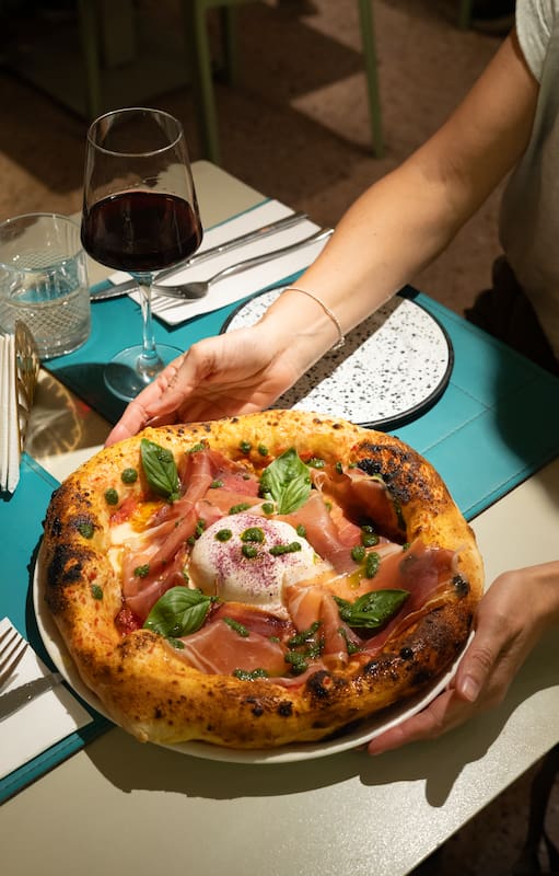 Con ingredientes 100% italianos, masa finita y borde aireado, la pizza cosecha muchos fans en la ciudad