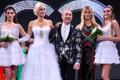 Con Ingrid Grudke y Nicole Neumann, dos de las estrellas de sus desfiles