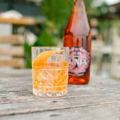 Con insumos de gran calidad se elabora el rosado, una de las variedades compuesta de Sauvignon blanc y Pinot noir, integrada por 29 botánicos