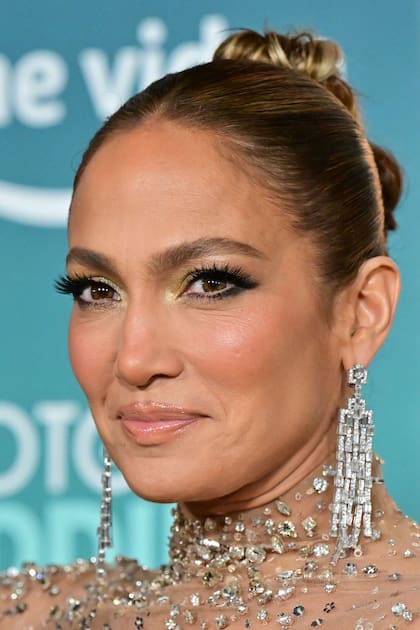 Con intenciones de que su vestido sea el gran protagonista, la cantante recogió su cabello en un elegante moño y usó un make up súper natural; los aros de plata y diamantes colgantes sumaron elegancia a su look.