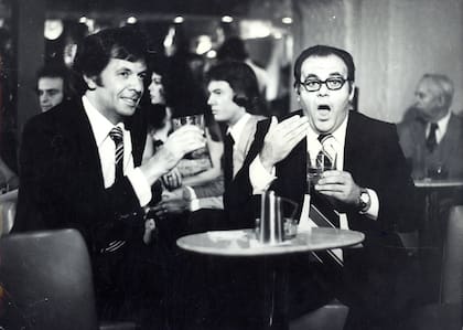 Con Javier Portales, en una escena de Con mi mujer no puedo