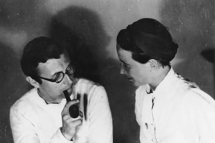 Con Jean-Paul Sartre mantuvo una relación legendaria, que Kirkpatrick resume como “el encuentro de dos mentes inigualables”