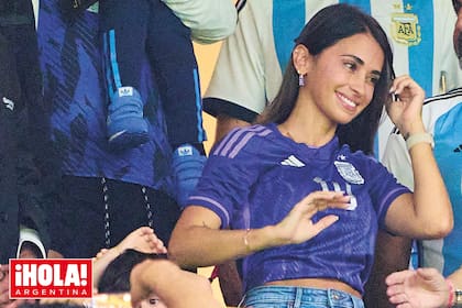 Con jean y la casaca del seleccionado, Anto sonríe después del gol marcado por su hombre mágico.