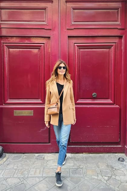 Con jeans, blazer de su propia marca, anteojos de sol, zapatillas y bandolera de Saint Laurent.