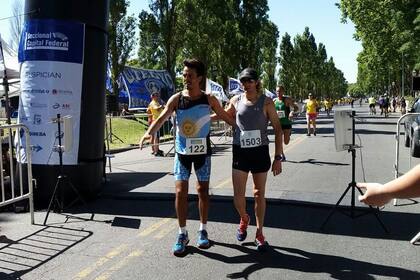 Con Jorge Castillo apenas cruzar el arco