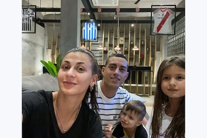 Con Jorgelina, Rogelio e Isabel, en su casa, donde tiene colgadas 3 camisetas: dos de Rayados (Concachampions y Mundial de Clubes) y una de River