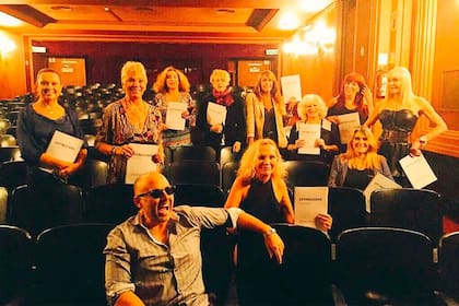 Con José María Muscari y el elenco de Extinguidas, una obra que ensayó, pero no llegó a estrenar