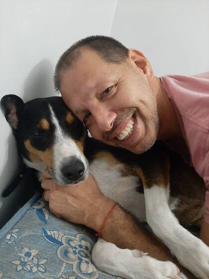 Con Juan Pablo, el paseador con quien pasa las noches calentita y a resguardo.