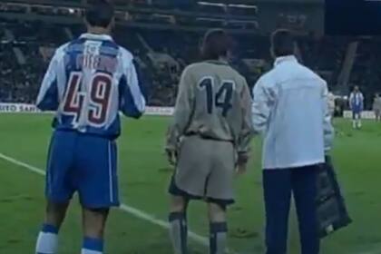 Con la 14 en la espalda, Messi jugó su primer partido en Barcelona: un amistoso ante Porto, en 2003