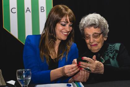 Con la Abuela de Plaza de Mayo, Delia Giavanola, en el acto de restitución de los carnets a los socios detenidos-desaparecidos durante la última dictadura militar.
