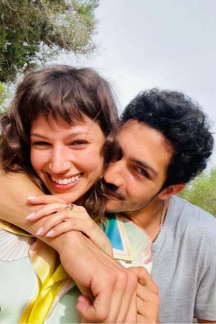 Con la actriz española Úrsula Corberó, su pareja, se conocieron en 2015
