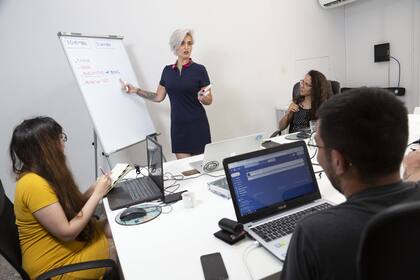 Con la atención dividida entre temas laborales, familiares y sociales, sumado al estrés ante la demanda de cerrar proyectos y cumplir con metas, el burnout está a la vuelta de la esquina; expertos comparten claves para hacer foco y evitar “quemarse”