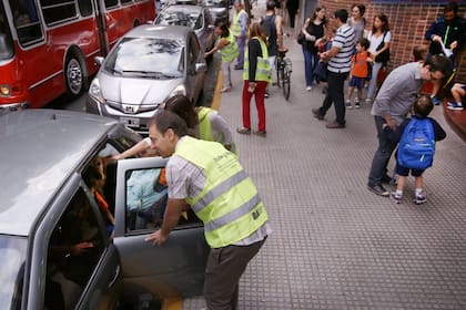 Con la ayuda de padres y docentes, empezaron a implementar un sistema para evitar embotellamientos y estacionamientos en doble fila; la Ciudad espera sumar 100 establecimientos a fin de año