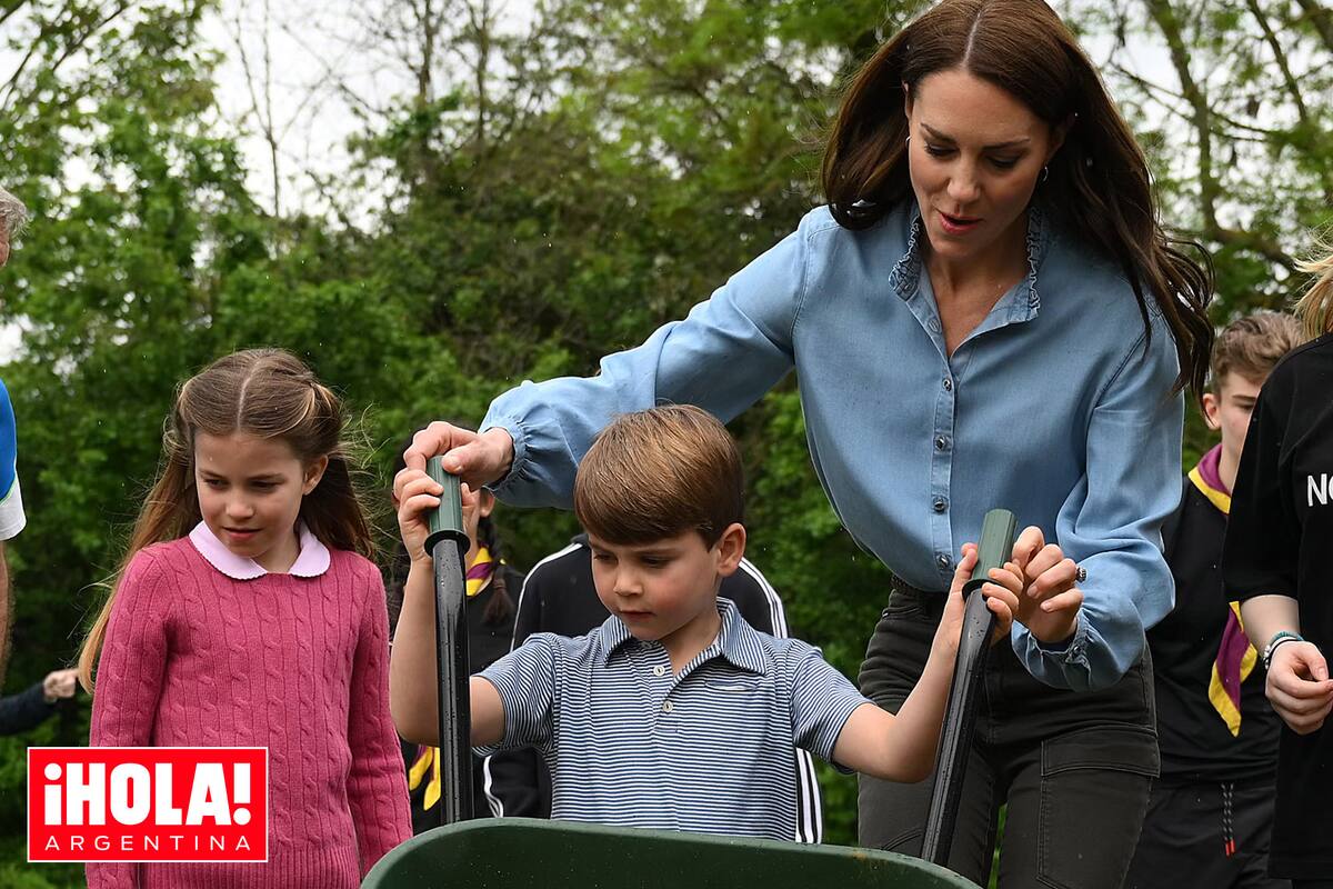 Con la ayuda de su madre, Louis cargó una carretilla con arena como parte de su día de voluntariado en Slough, Berkshire.