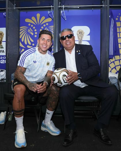 Con la cábala de los lentes oscuros, Tapia se fotografía con cada figura de la selección; el miércoles posó con Enzo Fernández, autor del primer gol frente a Inglaterra