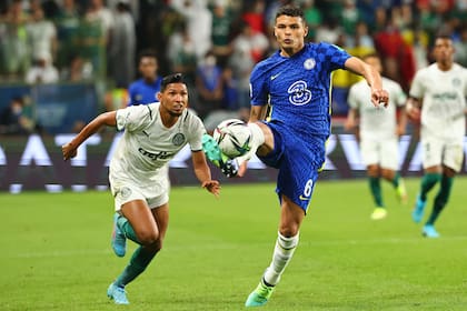 Con la calidad de siempre, Thiago Silva y la pelota; eso sí: suele cometer el mismo error...