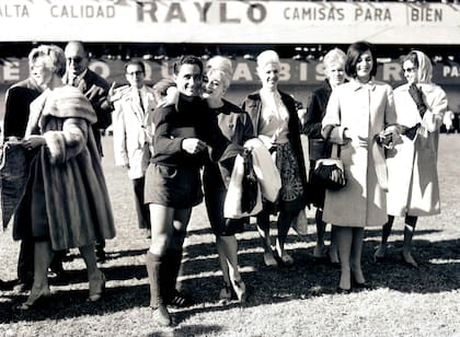 Con la camiseta de Boca, en 1963, y una postal simpática: Sanfilippo, con el elenco de "Las Francesitas"