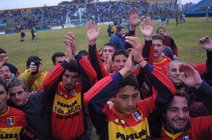 Con la camiseta de Deportivo Español, adelante, levantando los brazos. Fue campeón de la B Metro.