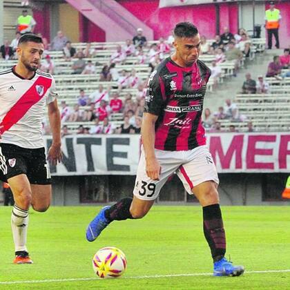 Con la camiseta de Patronato, Gabriel Ávalos le hizo tres goles a River en el Monumental