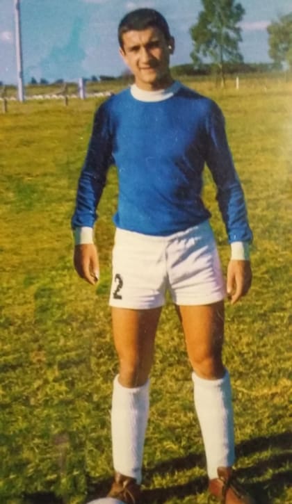 Con la camiseta de Unión Fútbol Club de Totoras, en su pueblo, un Juan Amador Sánchez muy jovencito.