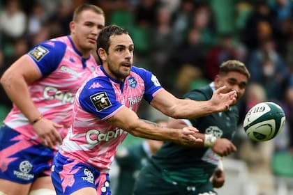 Con la camiseta del Stade Français, Nicolás Sánchez en acción frente a Section Paloise por el Top 14 de Francia