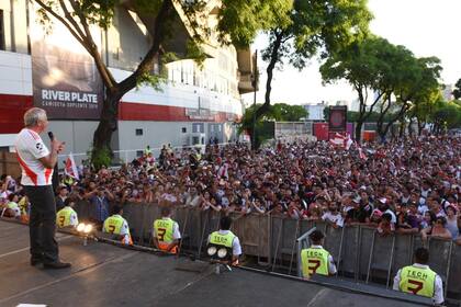 Con la camiseta millonaria puesta, Rodolfo D´Onofrio habló durante un minuto a los miles de hinchas que había en el final de la retransmisión del partido.